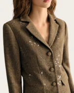 Blazer Tweed Marrom Café Detalhe Frontal com bordado e enquadramento parcial