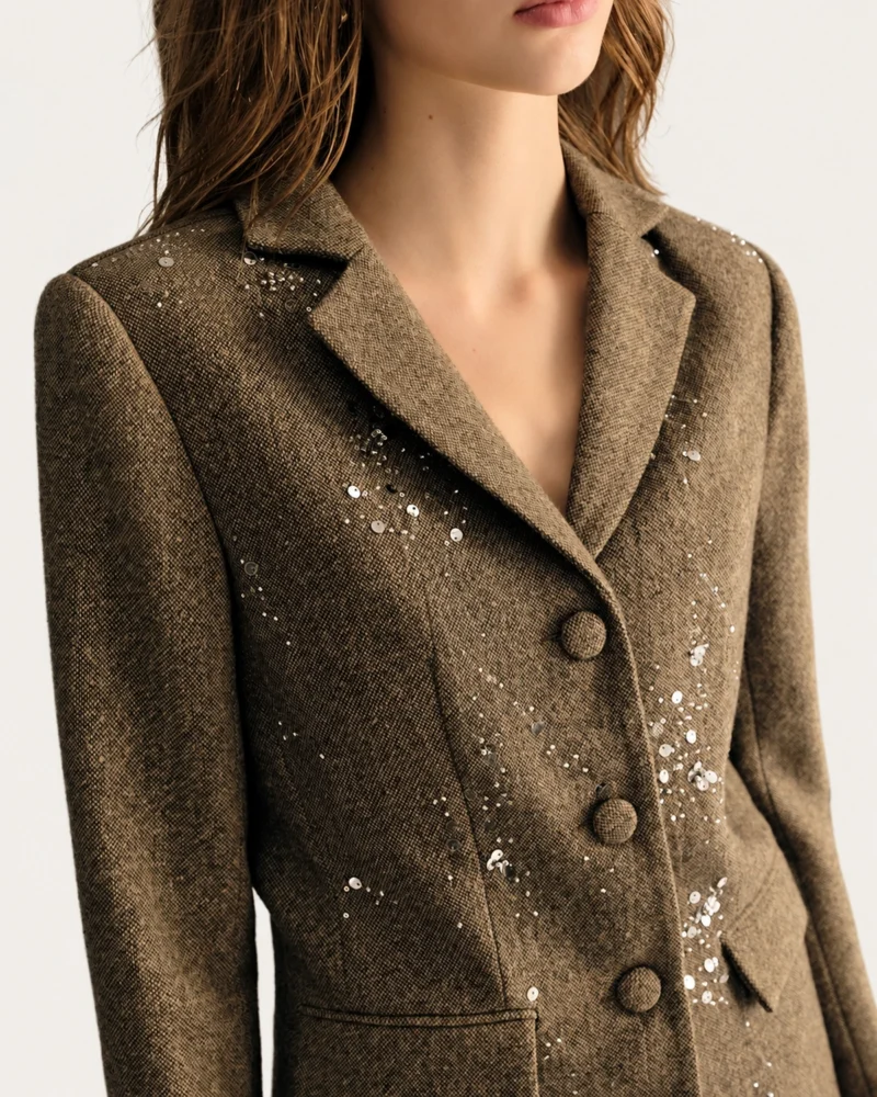 Blazer Tweed Marrom Café Detalhe Frontal com bordado e enquadramento parcial