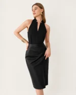 Regata alfaiataria feminina Noir com decote entalhado em V e gola alta estilizada sem mangas.
