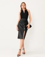 Look all-black monocromático sofisticado com regata alfaiataria Noir, saia midi preta e sandálias de salto.