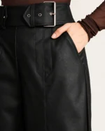 Detalhe da fivela forrada e pregas da calça pantalona em couro preto Noir Peaker