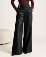 Calça Pantalona em Couro com Pregas e Cinto Noir Peaker