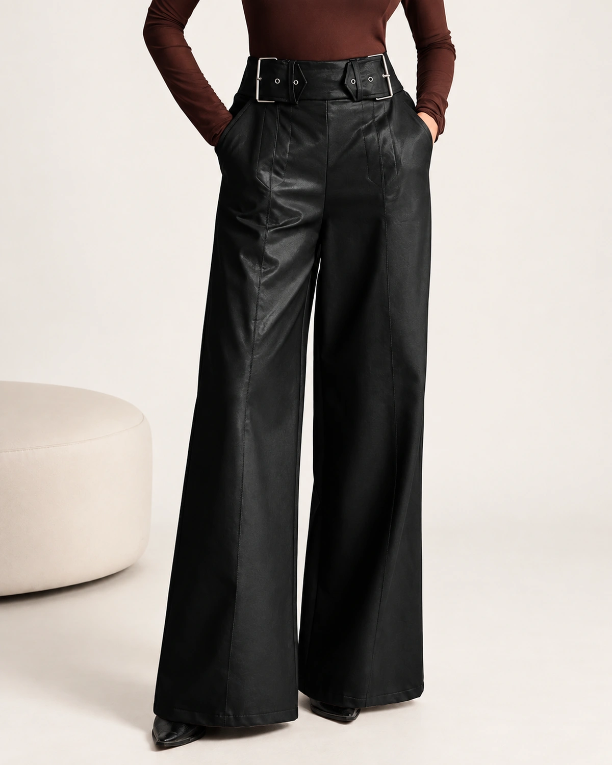 Calça Pantalona em Couro com Pregas e Cinto Noir Peaker