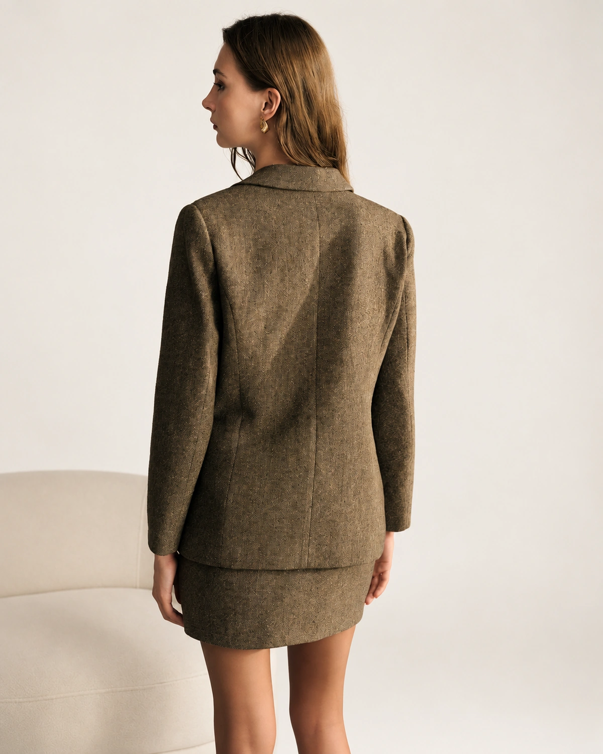 Blazer Tweed Couture Bordado com Canutilhos Marrom Café Vista Posterior