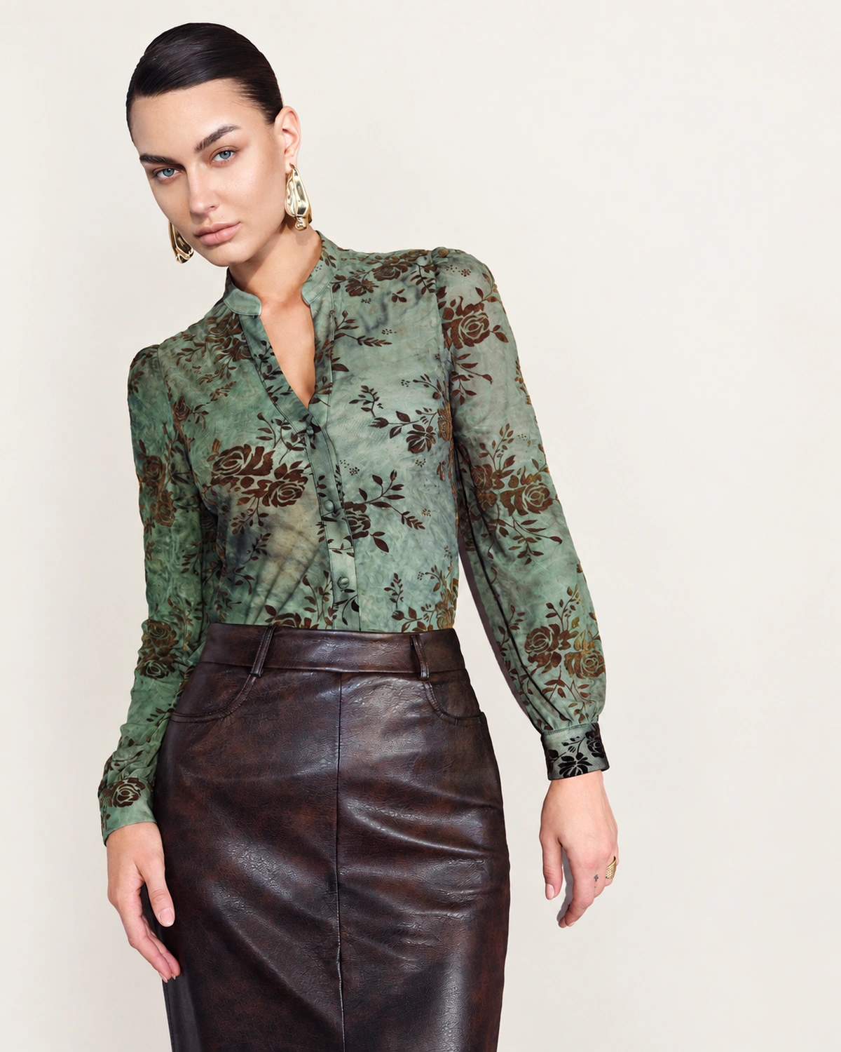 Camisa Devorê Acetinada com Textura Floral Verde Floresta Vista Frontal