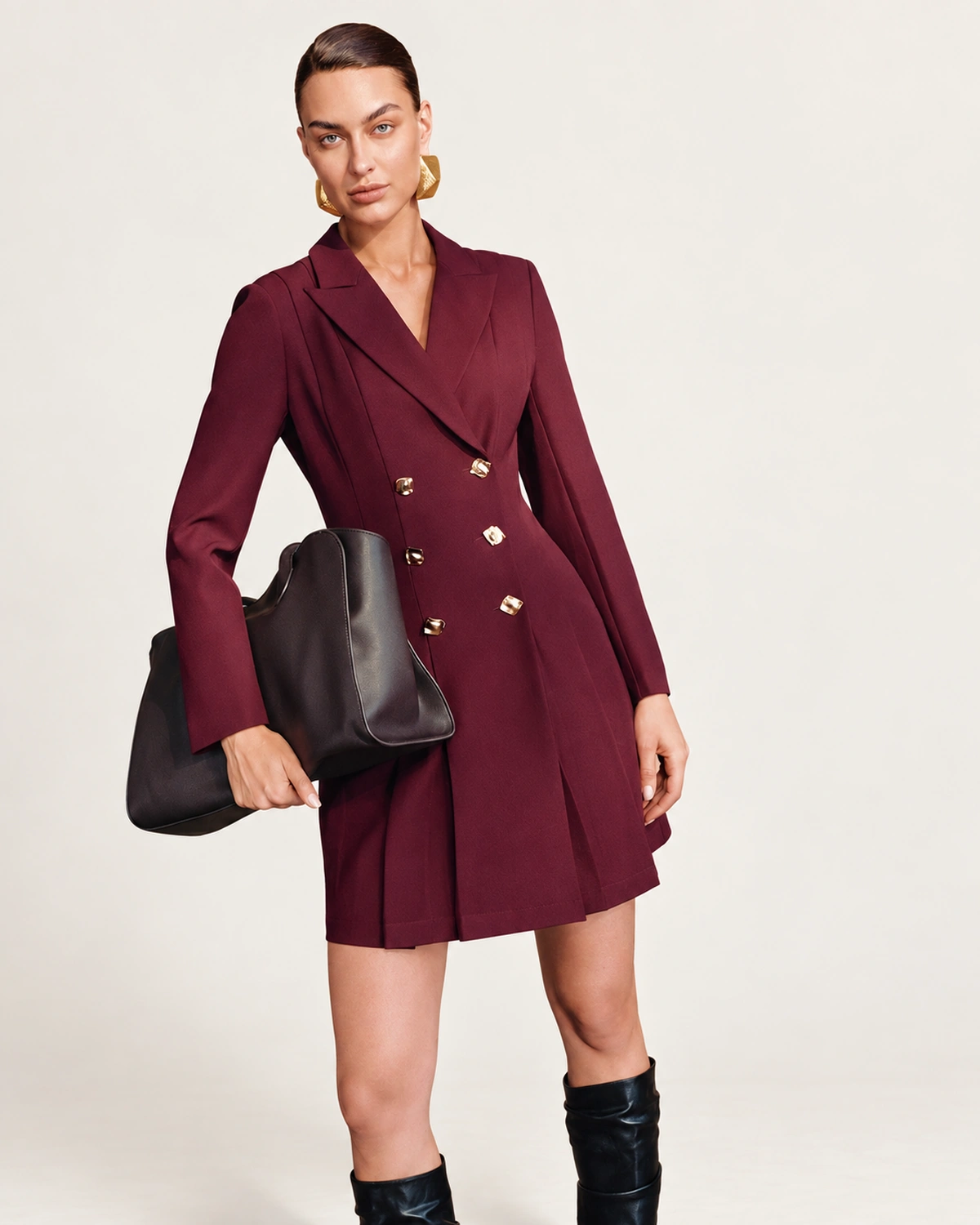 Vestido Blazer Alfaiataria Bordô Imperial Fechado com Bolsa Tote em Estúdio