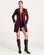 Vestido Blazer Alfaiataria Bordô Imperial Usado Aberto como Sobretudo com Botas em Estúdio