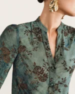 Camisa Devorê Acetinada Verde Floresta Close da Gola Mandarim e Botões