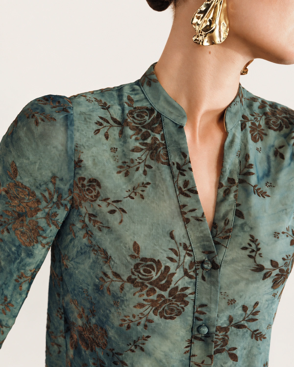 Camisa Devorê Acetinada Verde Floresta Close da Gola Mandarim e Botões