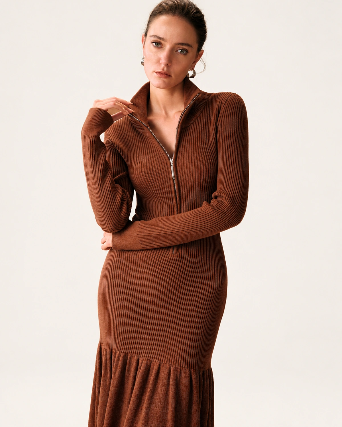 Vestido Tricot Canelado Midi com Saia Plissada Canela Plano Médio Frontal