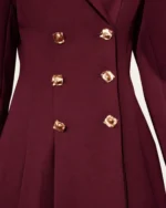 Vestido Blazer Alfaiataria Bordô Imperial Detalhe dos Botões Dourados e Acabamento em Estúdio Mineral