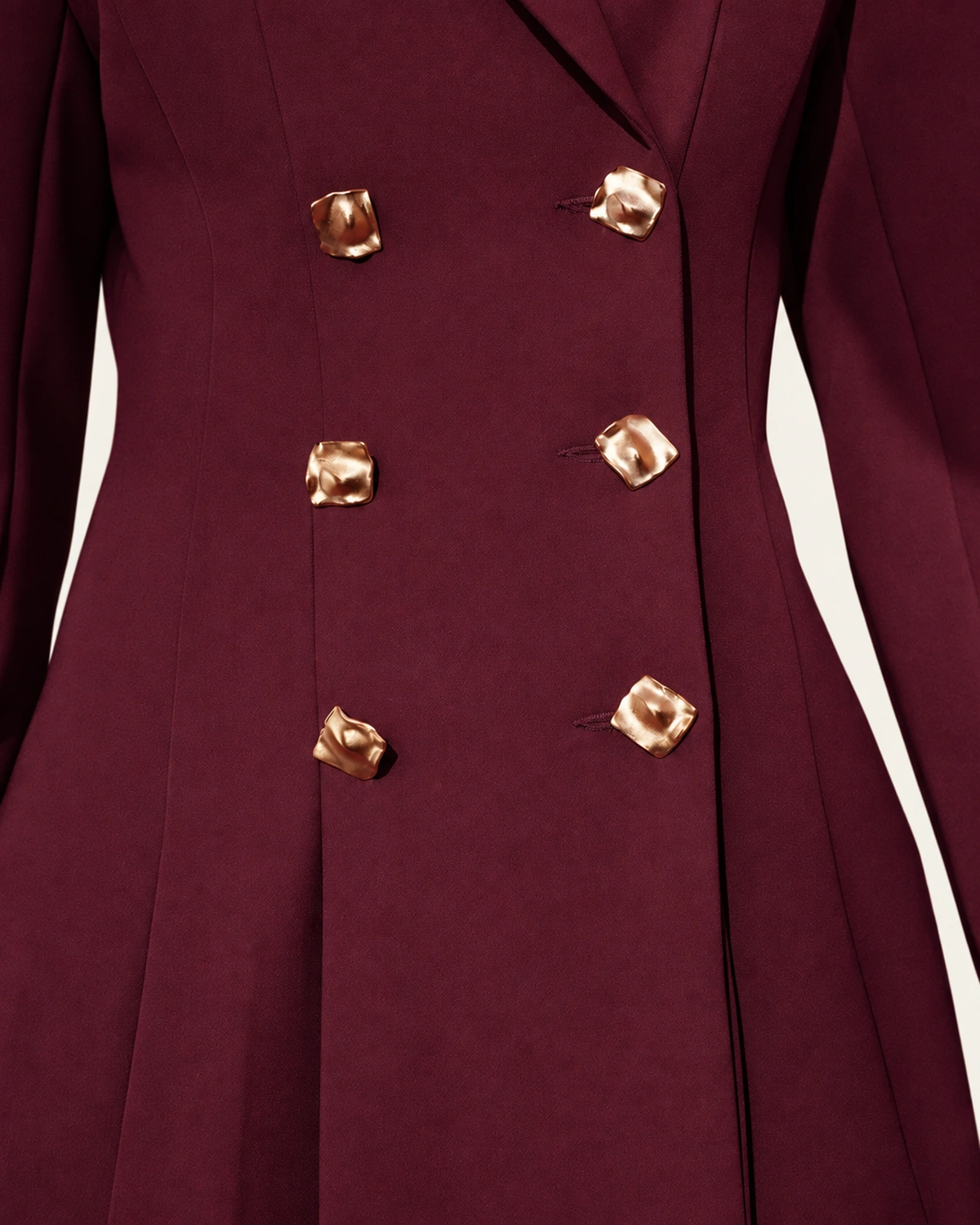 Vestido Blazer Alfaiataria Bordô Imperial Detalhe dos Botões Dourados e Acabamento em Estúdio Mineral