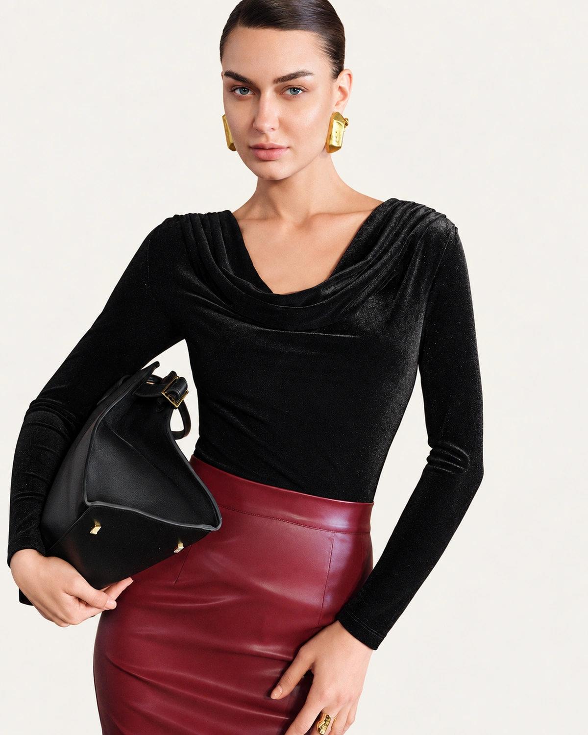 Blusa Gola Degagê Acetinada Preto Clássico Plano Americano com Bolsa