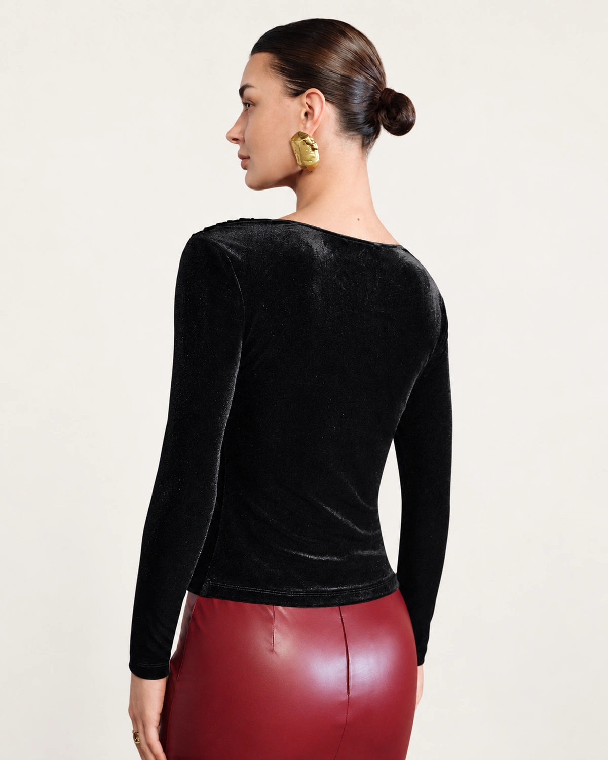 Blusa Gola Degagê Acetinada Preto Clássico Vista Posterior