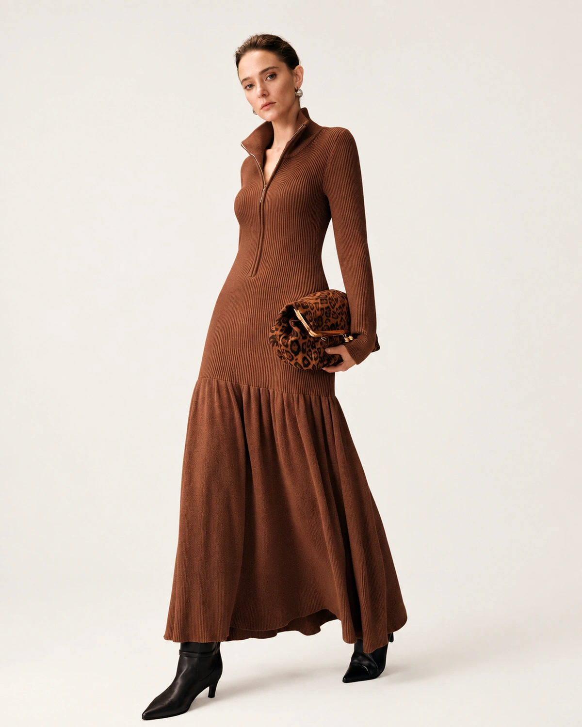 Vestido Tricot Canelado Midi com Saia Plissada Canela Vista Frontal