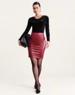 Blusa Gola Degagê Acetinada Preto Clássico Vista de Corpo Inteiro
