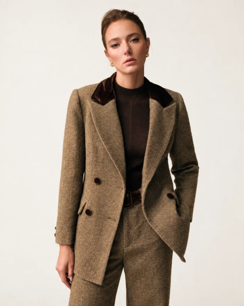 Blazer Alfaiataria Bicolor com Gola Contrastante Marrom Café Vista Meio Corpo