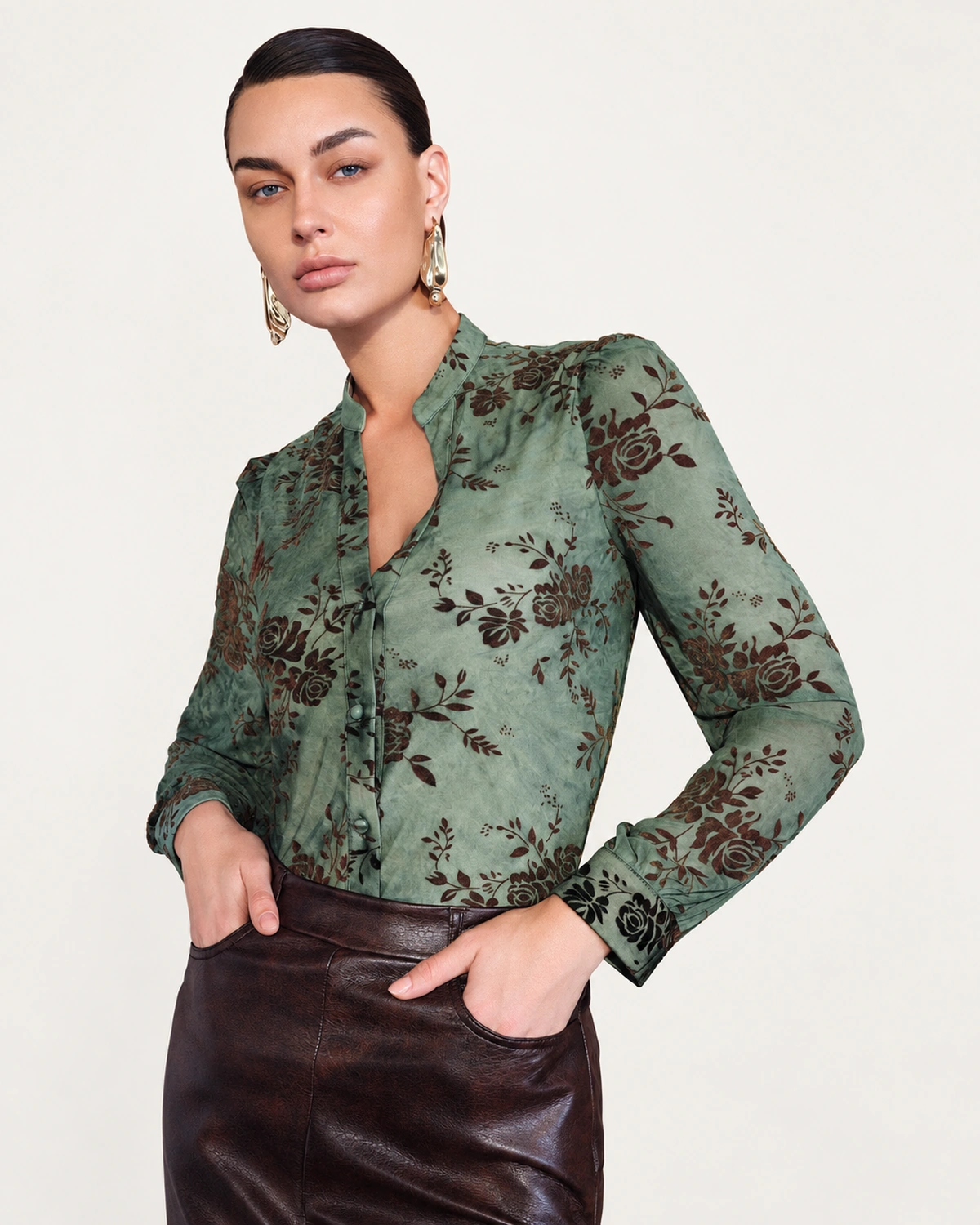 Camisa Devorê Acetinada Verde Floresta Detalhe Frontal com Bolsos e Textura