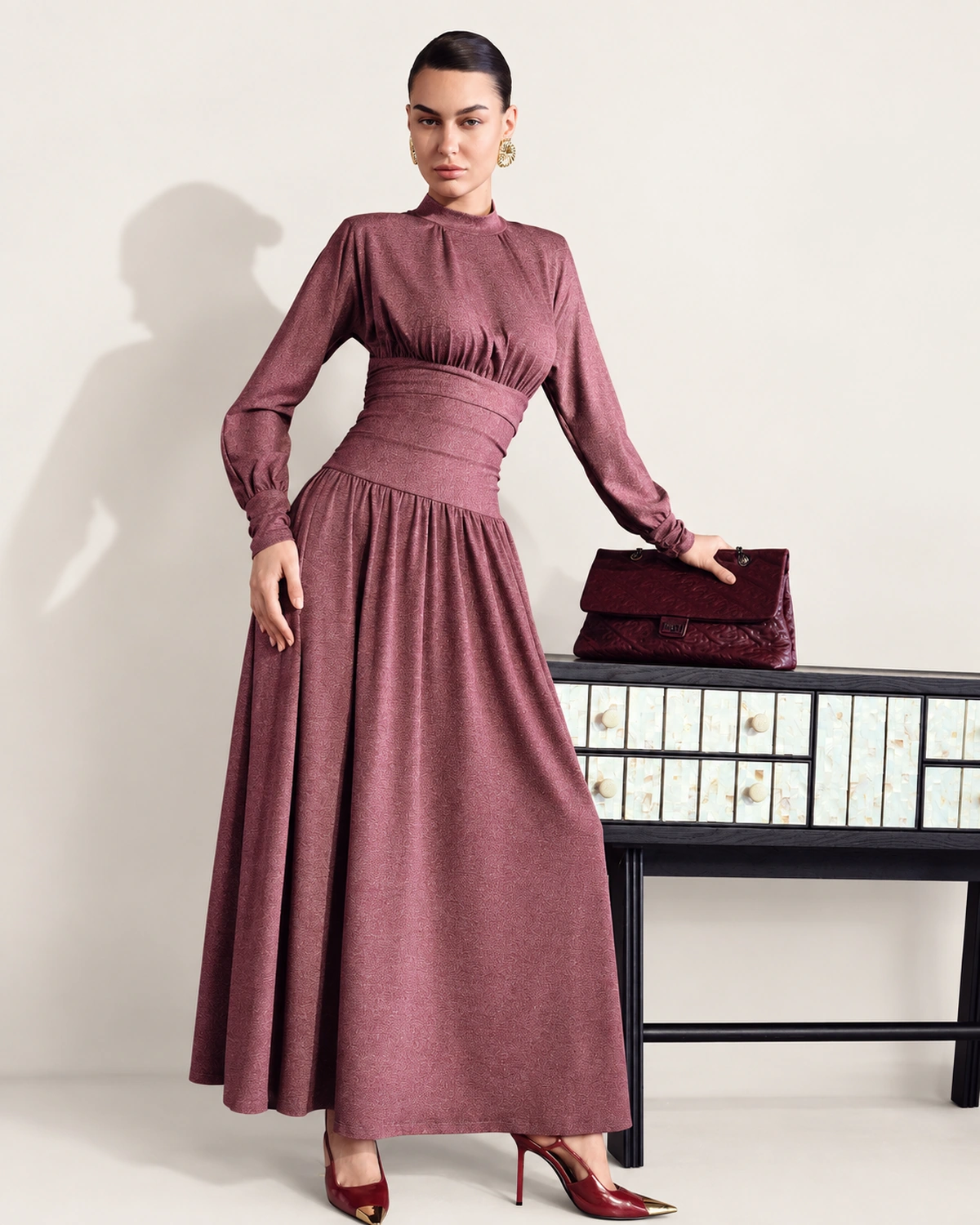 Vestido Midi Evasê Vinho Marsala Editorial em Estúdio