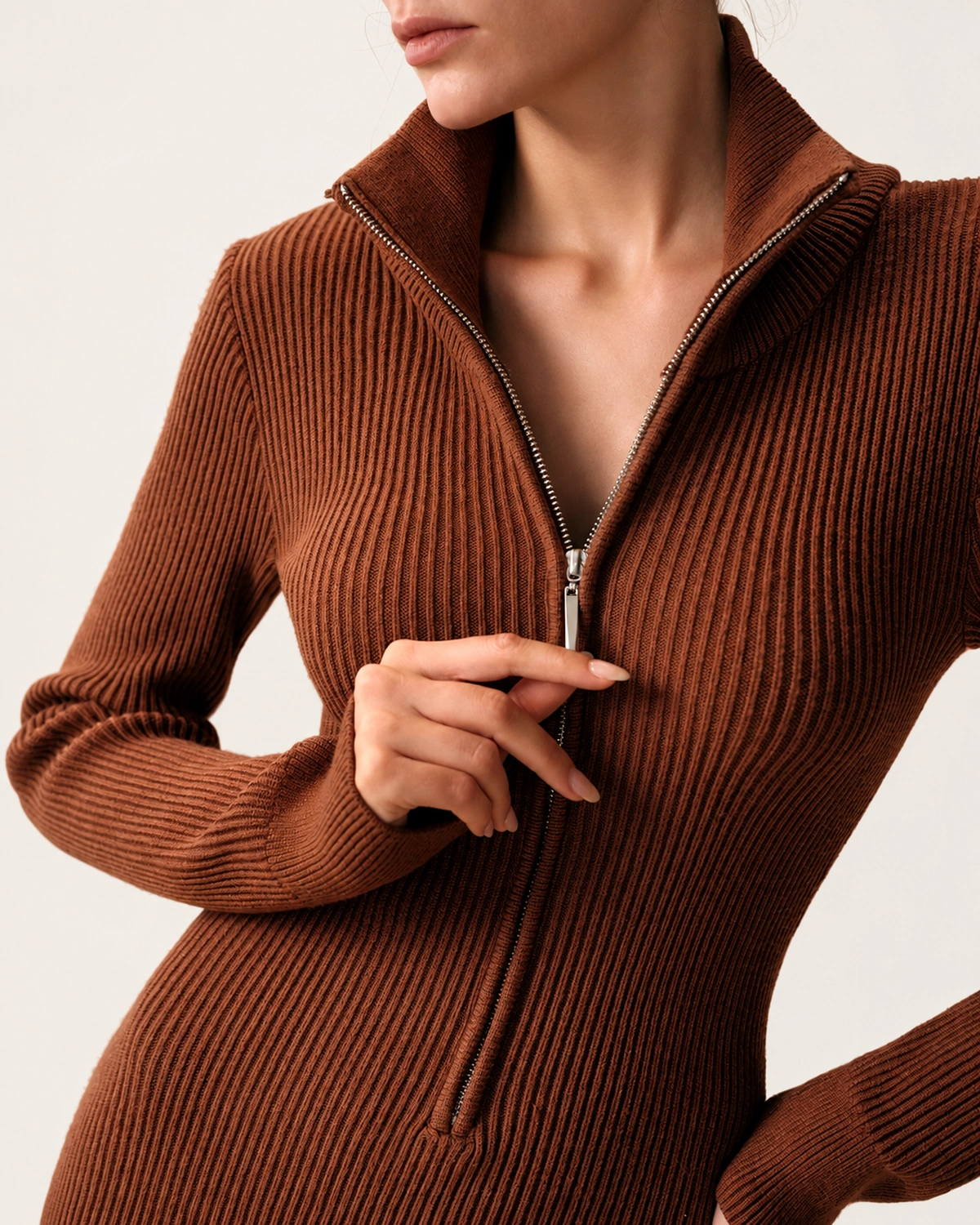 Vestido Tricot Canelado Canela Detalhe da Gola com Zíper Metálico e Textura