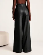 Calça pantalona feminina em couro ecológico preto vista de costas