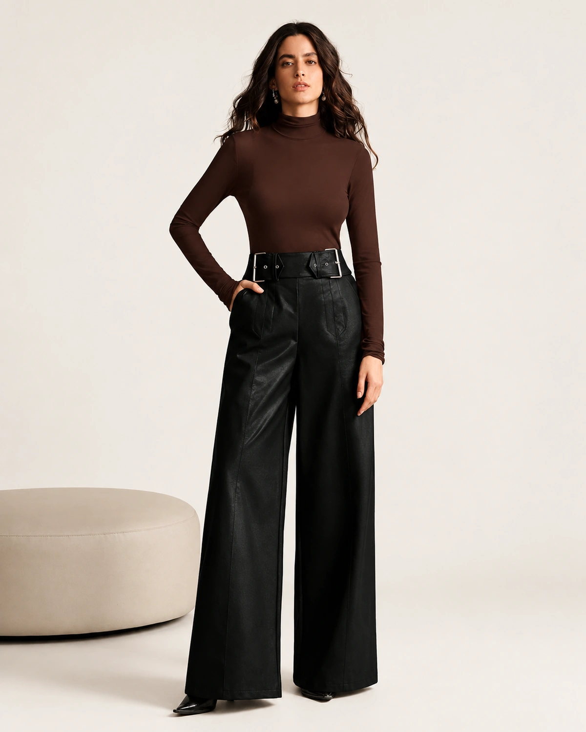 Look completo com calça pantalona feminina em couro preto e cinto largo
