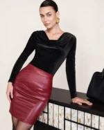 Blusa Gola Degagê Acetinada Preto Clássico Editorial em Estúdio