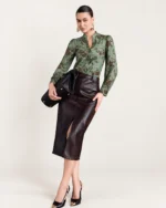 Camisa Devorê Acetinada Verde Floresta Look Completo com Saia de Couro