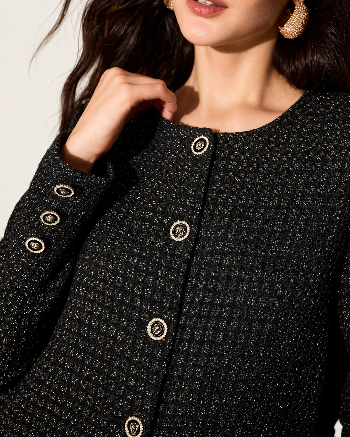Jaqueta Tricot Estruturada com Fios Dourados Preto e Dourado Detalhe dos Botões de Joalheria