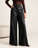 Detalhe frontal do cós alto e cinto da calça pantalona feminina em couro preto