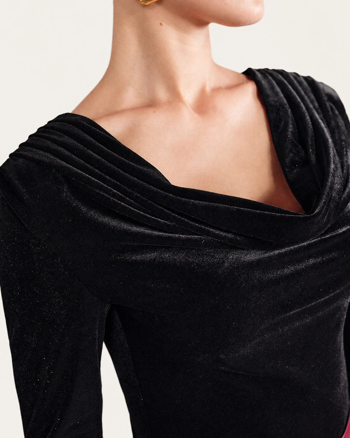 Blusa Gola Degagê Acetinada Preto Clássico Detalhe da Gola Drapeada