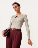 Plano aproximado da modelo vestindo suéter de tricot canelado cinza-mescla destacando o recorte torcido no colo