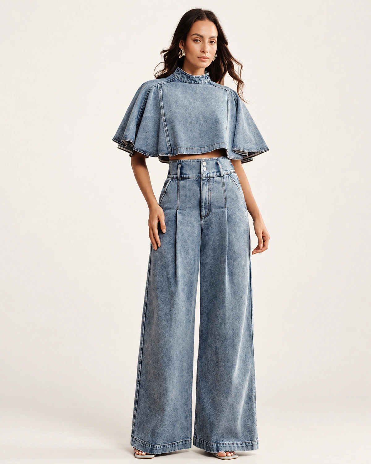 Conjunto feminino em jeans lavagem clara com blusa cropped evasê e calça pantalona cintura alta em foto frontal