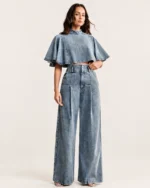 Modelo em pé vestindo conjunto jeans blusa evasê e calça pantalona cintura alta em lavagem clara