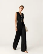 Modelo vestindo Macacão Alfaiataria Pantalona com Cinto cor Noir no estúdio mineral Peaker.