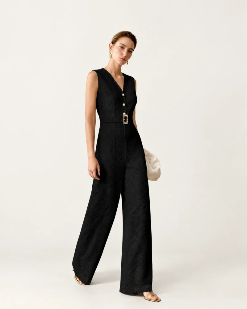 Modelo vestindo Macacão Alfaiataria Pantalona com Cinto cor Noir no estúdio mineral Peaker.