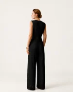 Modelo vestindo Macacão Alfaiataria Pantalona com Cinto cor Noir no estúdio mineral Peaker.