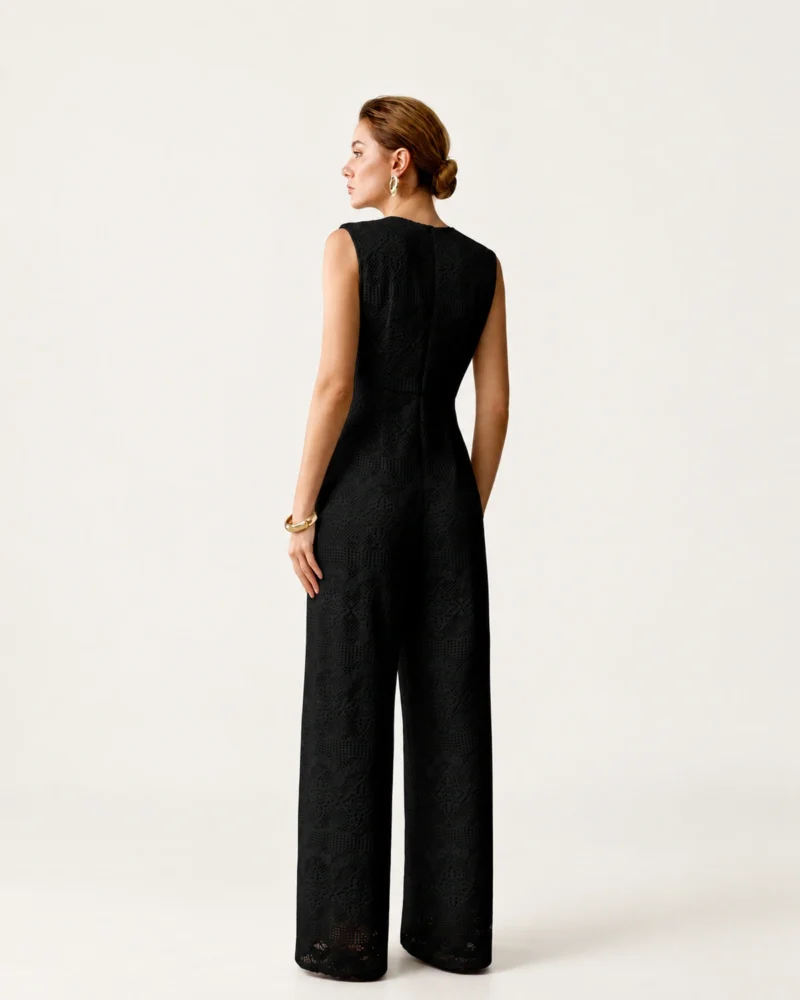 Modelo vestindo Macacão Alfaiataria Pantalona com Cinto cor Noir no estúdio mineral Peaker.