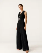 Modelo vestindo Macacão Alfaiataria Pantalona com Cinto cor Noir no estúdio mineral Peaker.