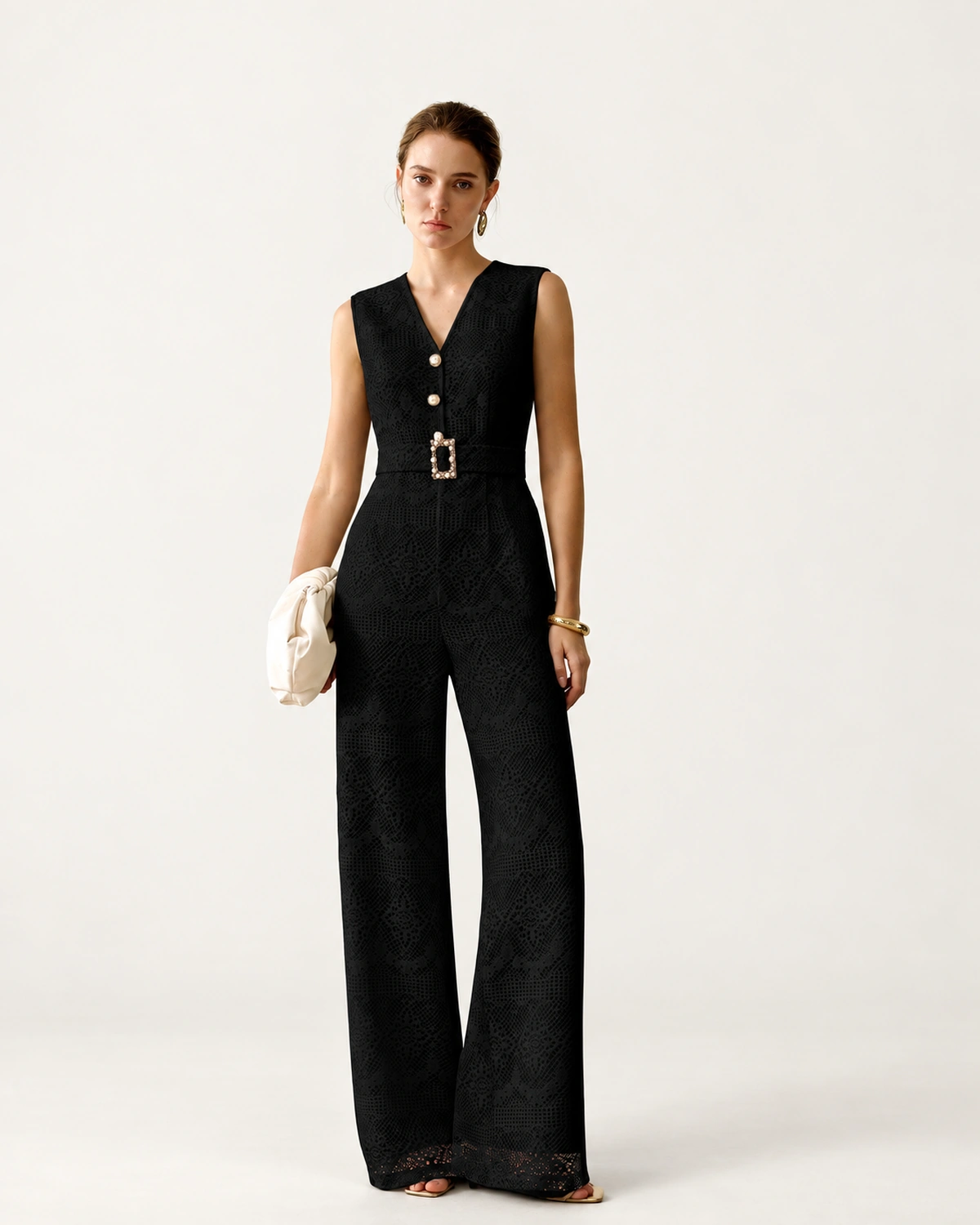 Modelo vestindo Macacão Alfaiataria Pantalona com Cinto cor Noir no estúdio mineral Peaker.