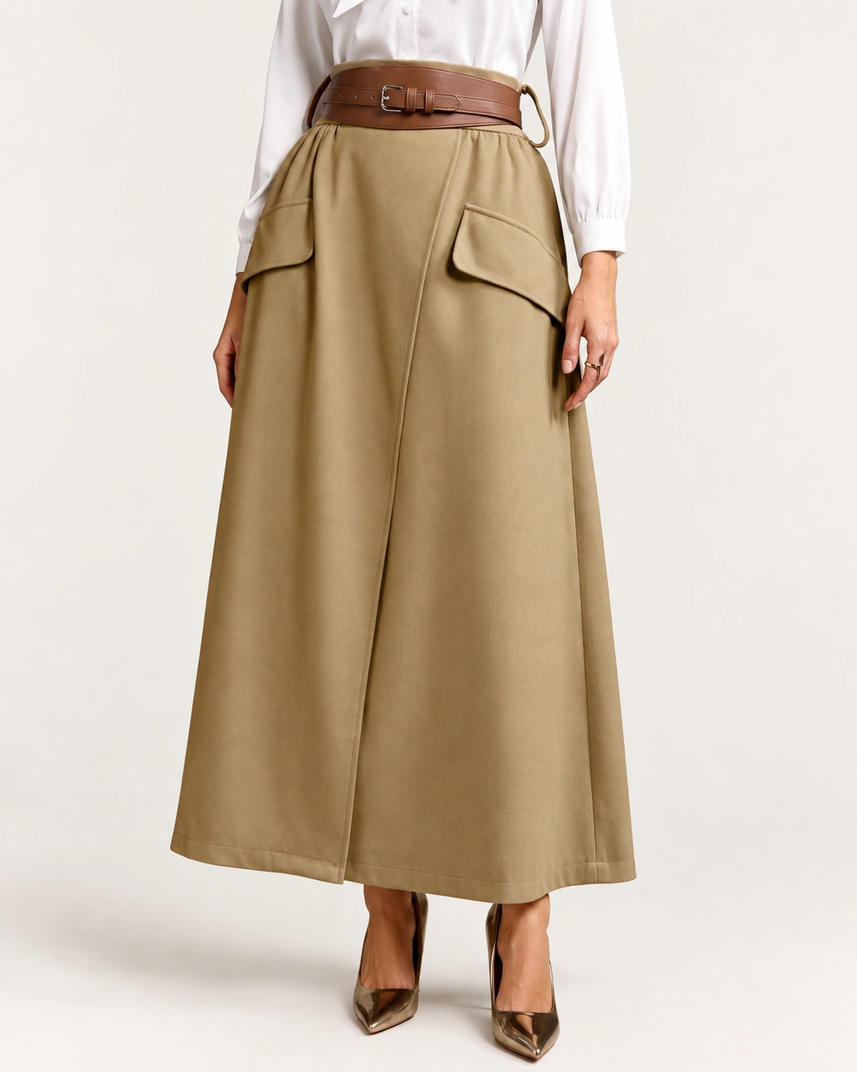 Modelo vestindo Saia Midi Evasê Alfaiataria com Cinto cor cáqui no estúdio mineral Peaker.