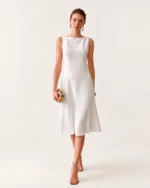 Modelo vestindo Vestido Midi Sereia Modelagem 3D Escultural cor Off-White no estúdio mineral Peaker.