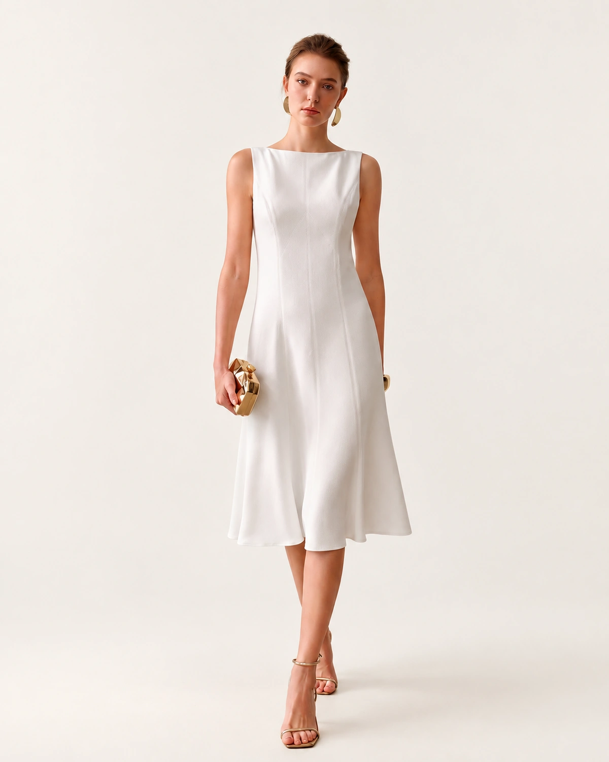 Modelo vestindo Vestido Midi Sereia Modelagem 3D Escultural cor Off-White no estúdio mineral Peaker.