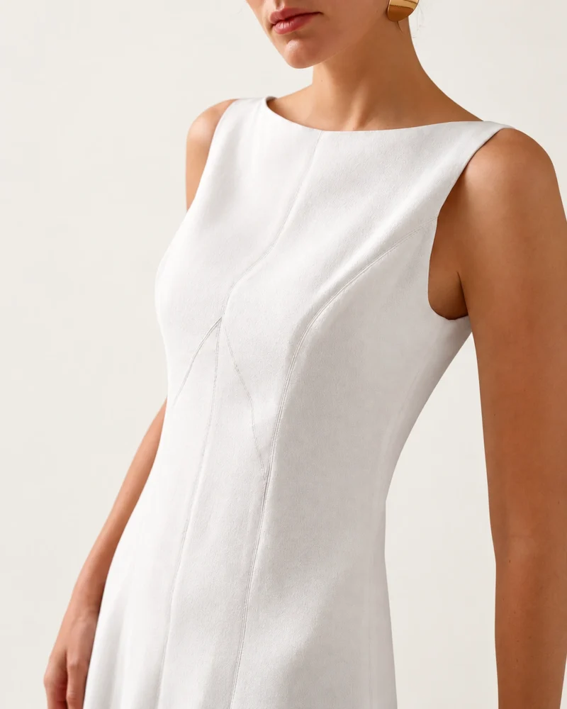 Modelo vestindo Vestido Midi Sereia Modelagem 3D Escultural cor Off-White no estúdio mineral Peaker.