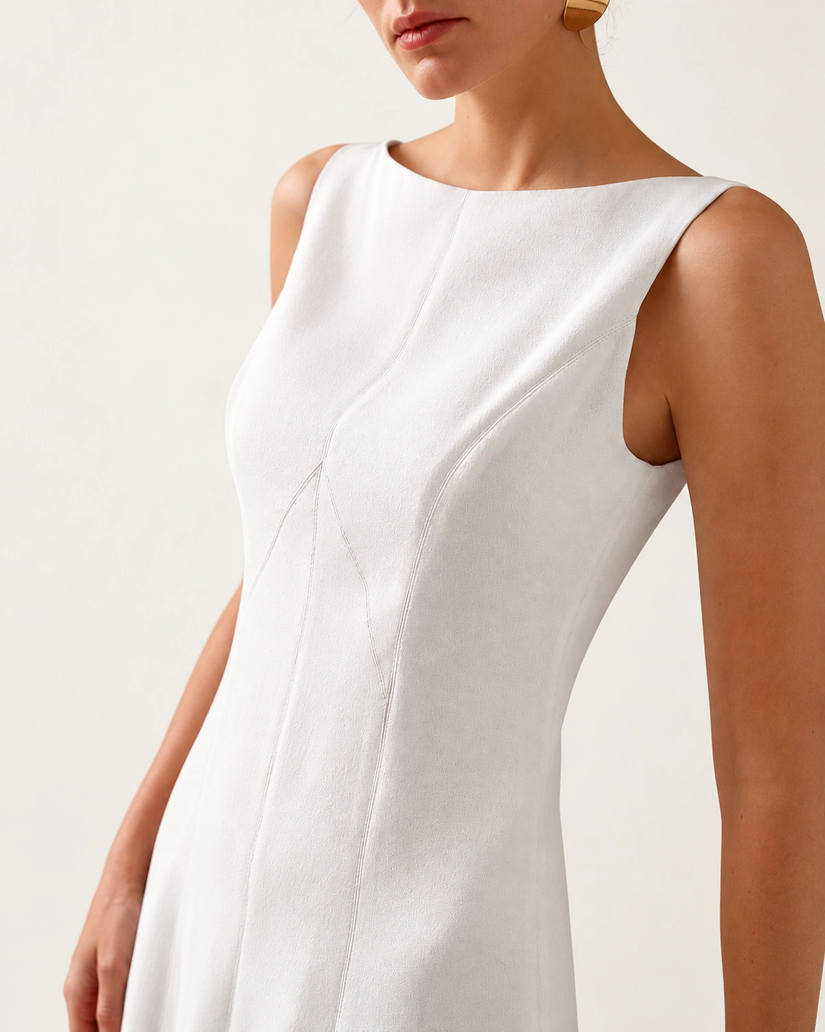 Modelo vestindo Vestido Midi Sereia Modelagem 3D Escultural cor Off-White no estúdio mineral Peaker.