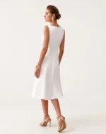 Modelo vestindo Vestido Midi Sereia Modelagem 3D Escultural cor Off-White no estúdio mineral Peaker.