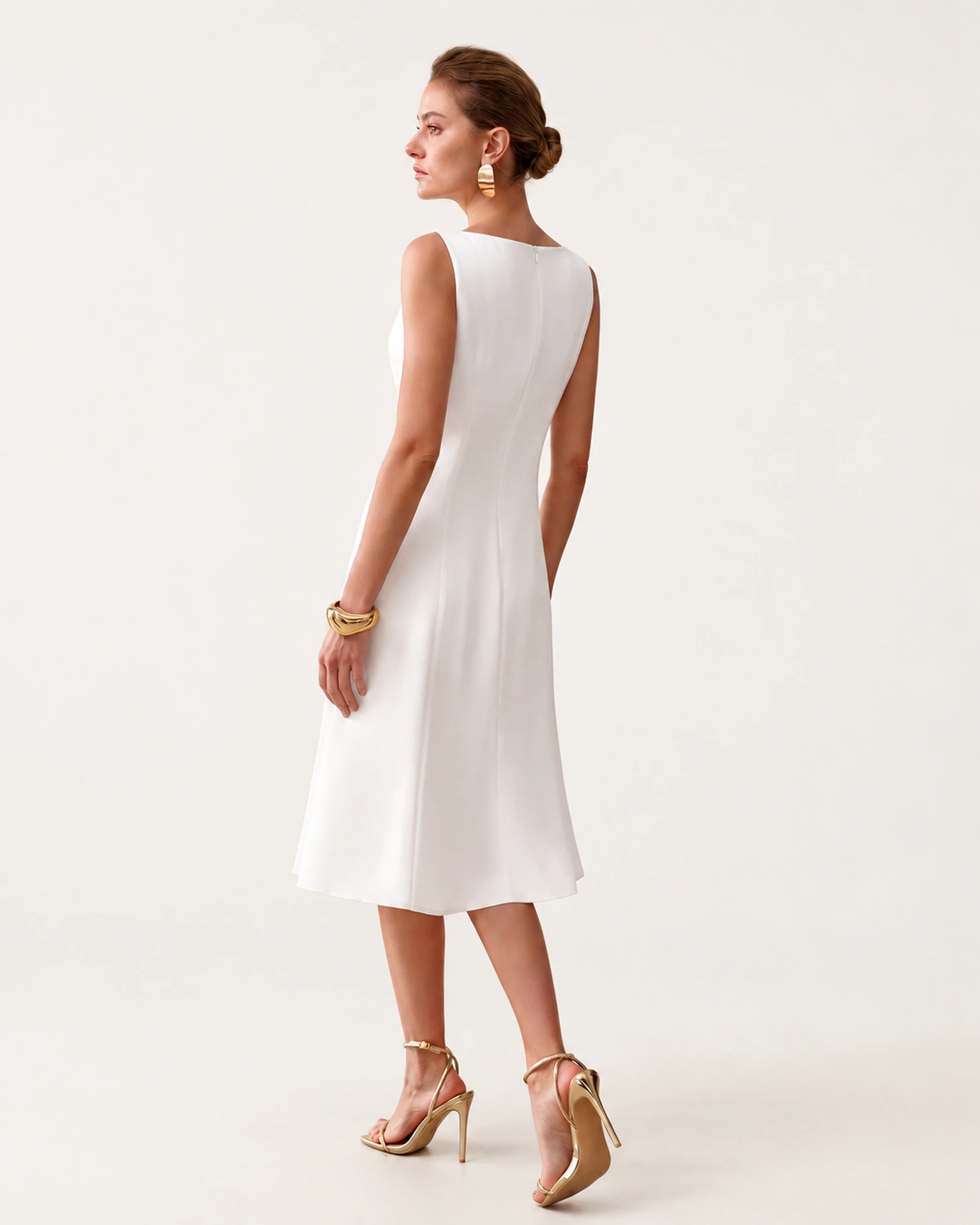 Modelo vestindo Vestido Midi Sereia Modelagem 3D Escultural cor Off-White no estúdio mineral Peaker.