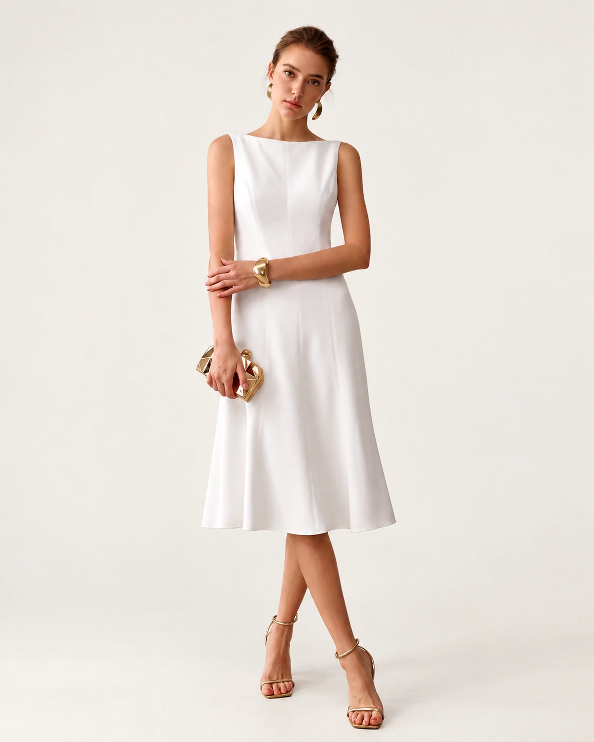 Modelo vestindo Vestido Midi Sereia Modelagem 3D Escultural cor Off-White no estúdio mineral Peaker.