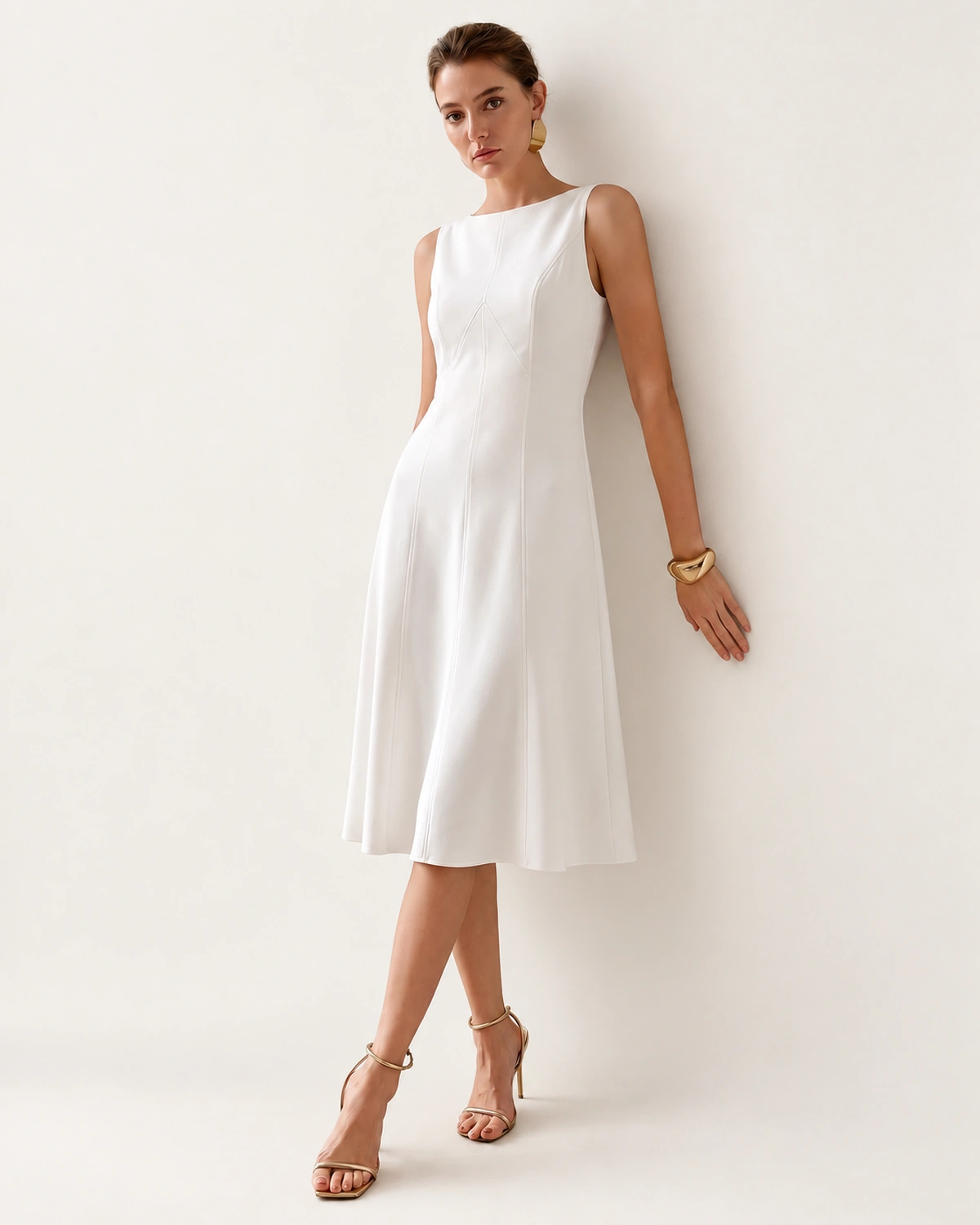Modelo vestindo Vestido Midi Sereia Modelagem 3D Escultural cor Off-White no estúdio mineral Peaker.