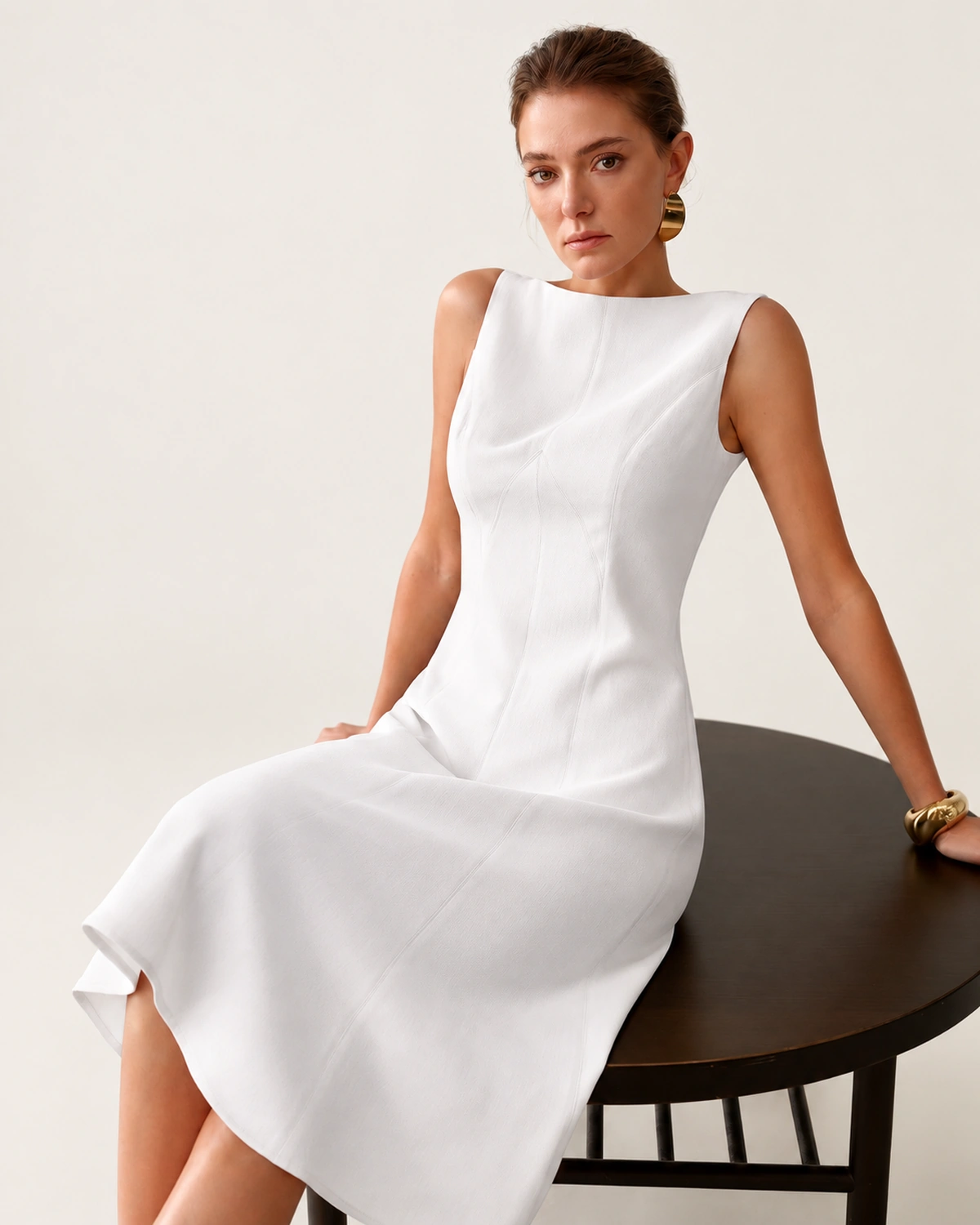 Modelo vestindo Vestido Midi Sereia Modelagem 3D Escultural cor Off-White no estúdio mineral Peaker.